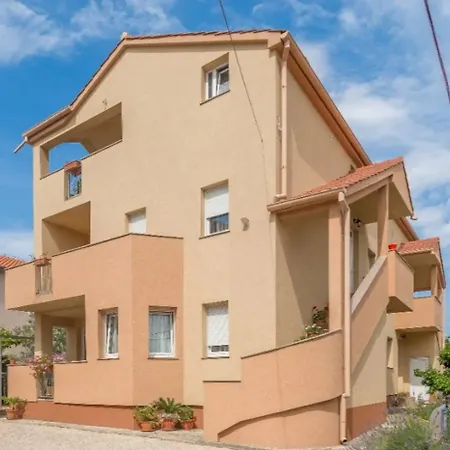 Enjoy In At Peaceful 2br شقة *
